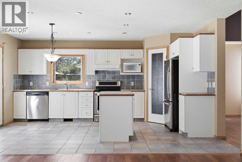 144 Douglas Ridge Close SE, Douglasdale/Glen, Calgary photo 5