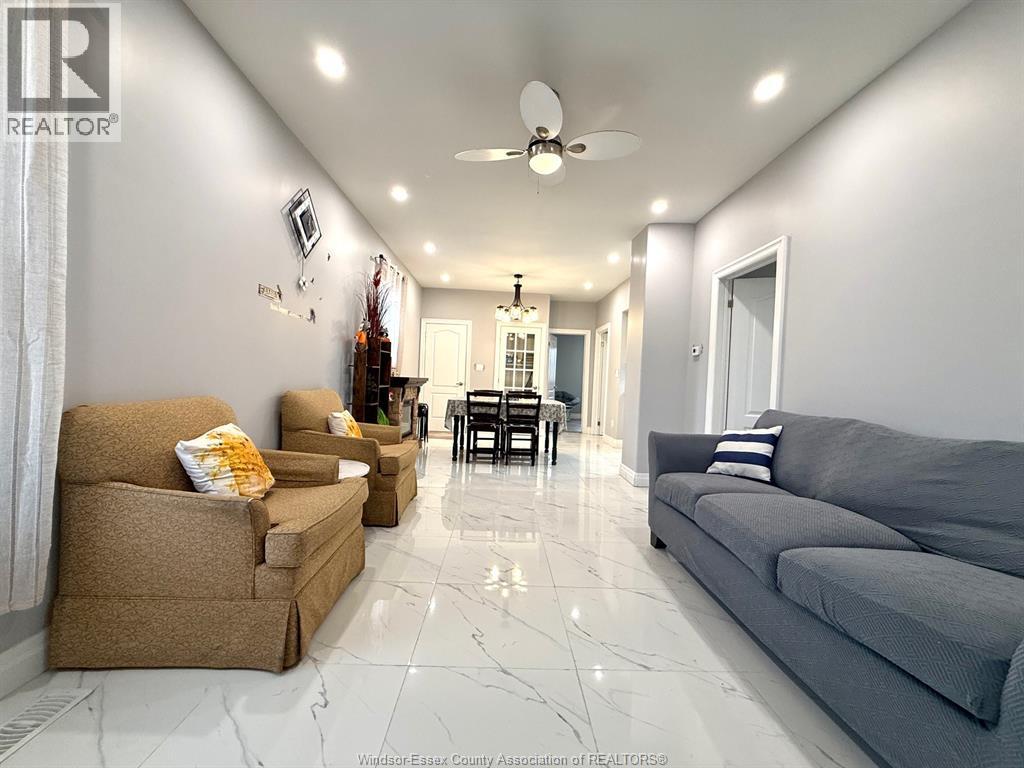 1116 WYANDOTTE East - 10