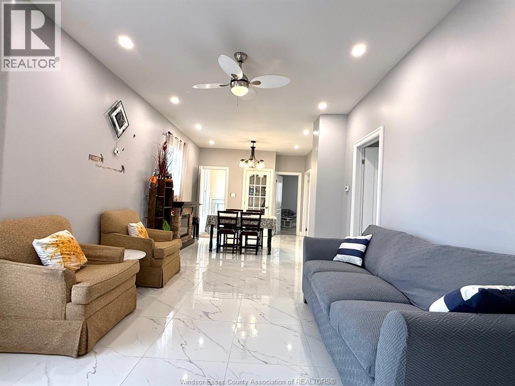 1116 WYANDOTTE East - 3