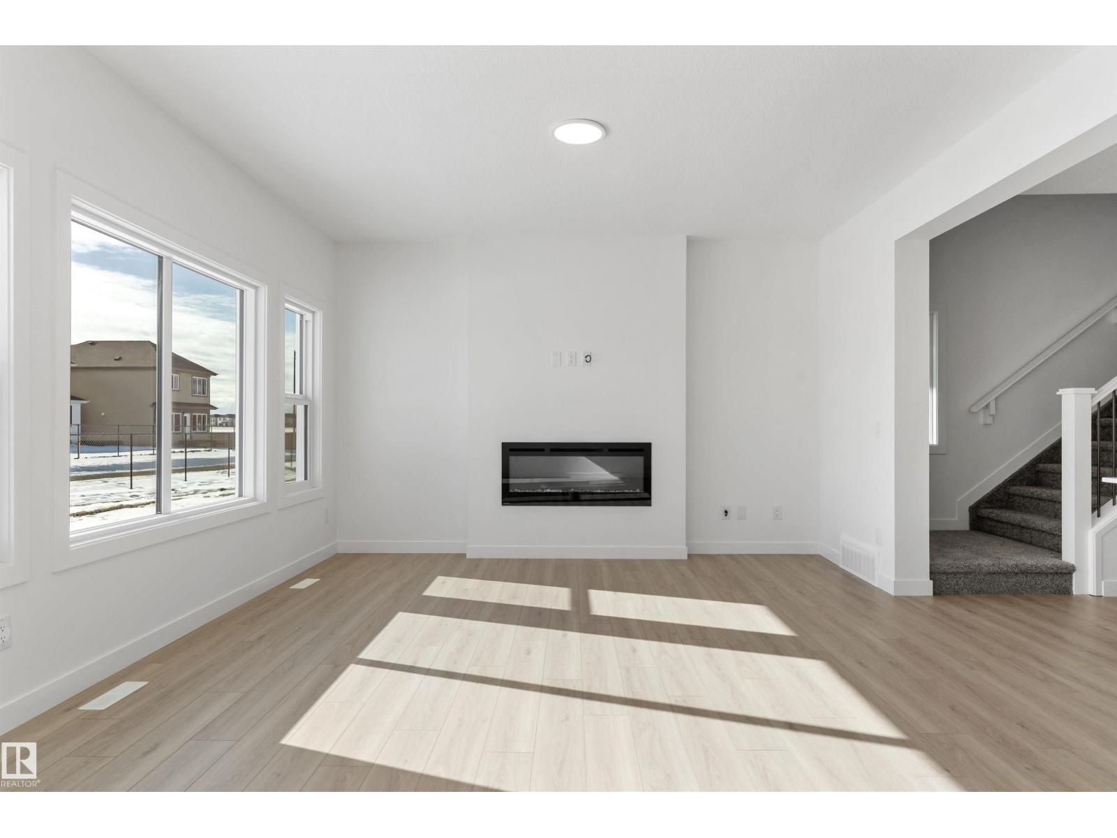 939 18 AV NW - 18