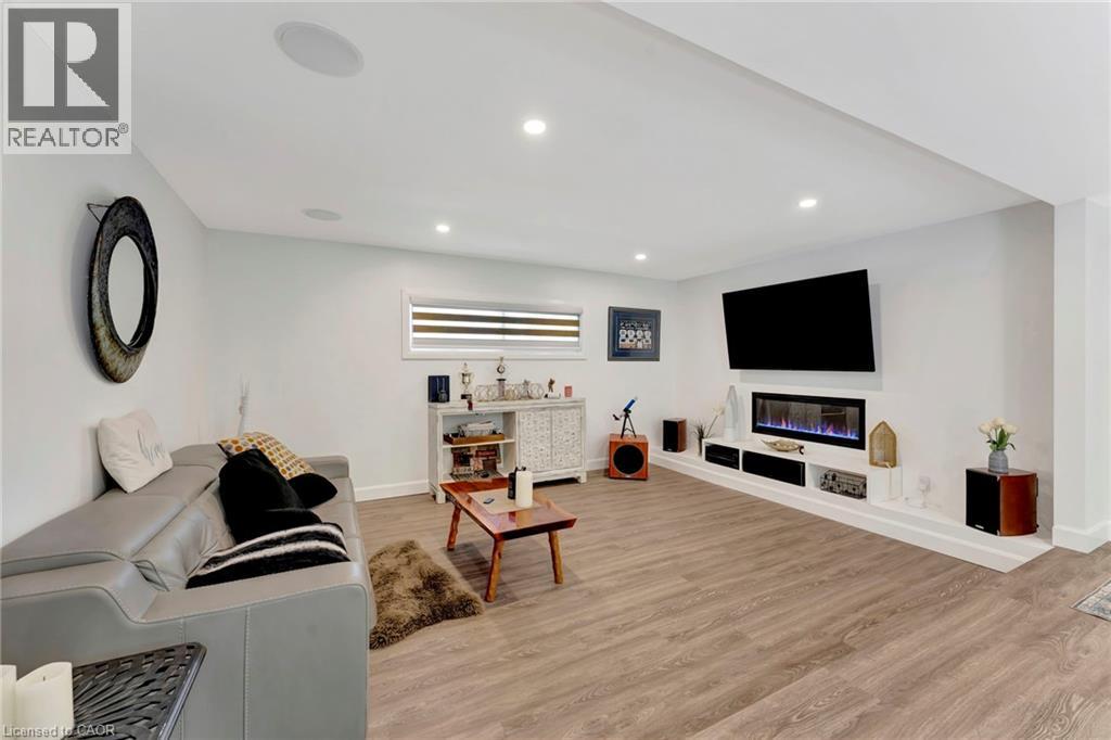 275 TALBOT Street N - 28