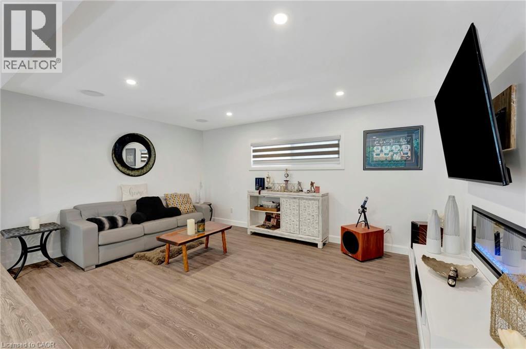 275 TALBOT Street N - 29