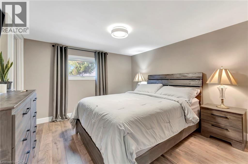 275 TALBOT Street N - 23