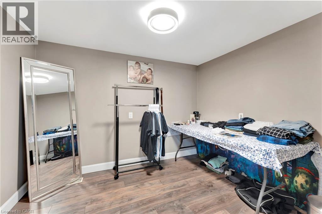 275 TALBOT Street N - 25