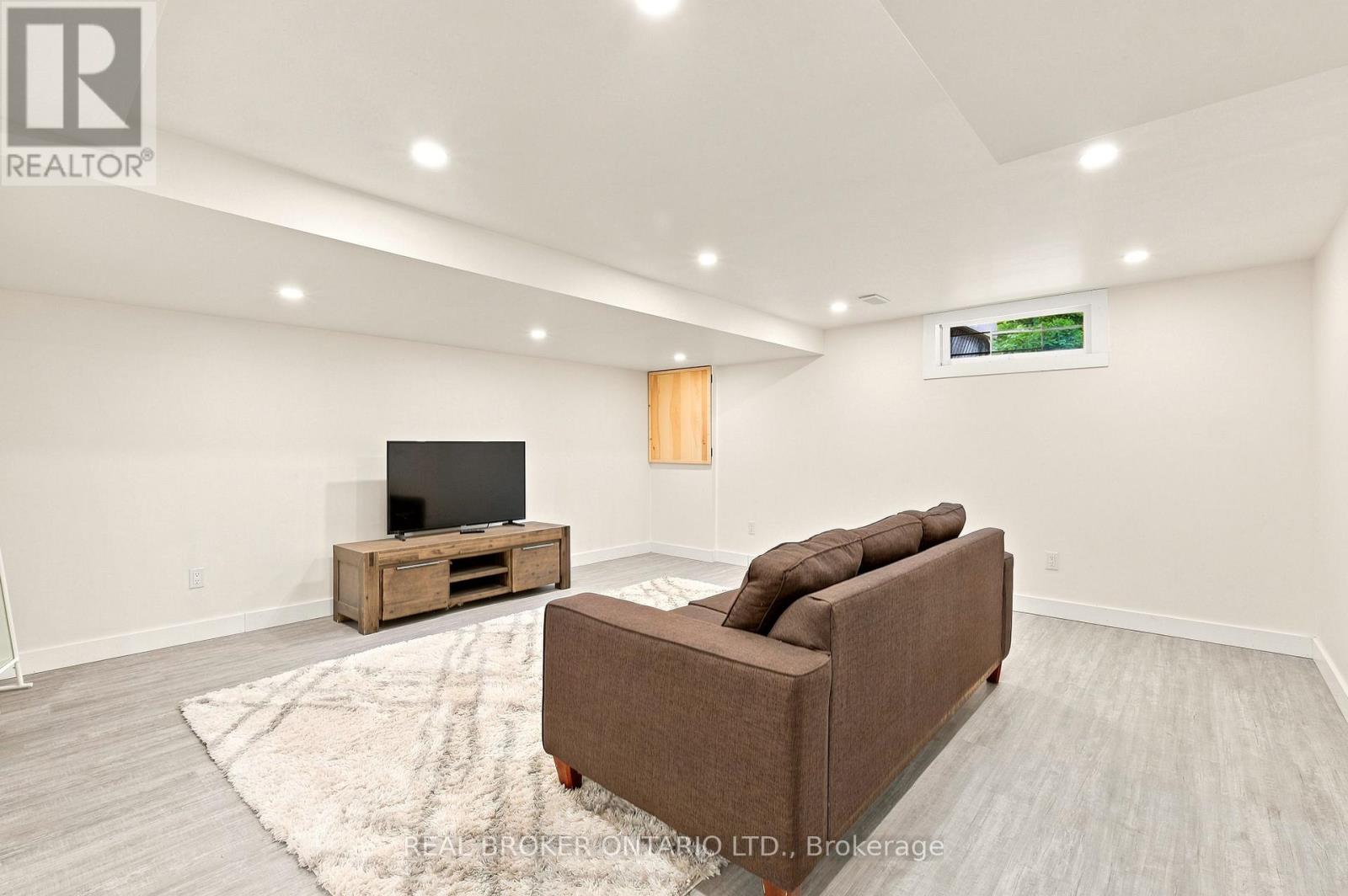 2021 WOODGLEN CRESCENT - 21