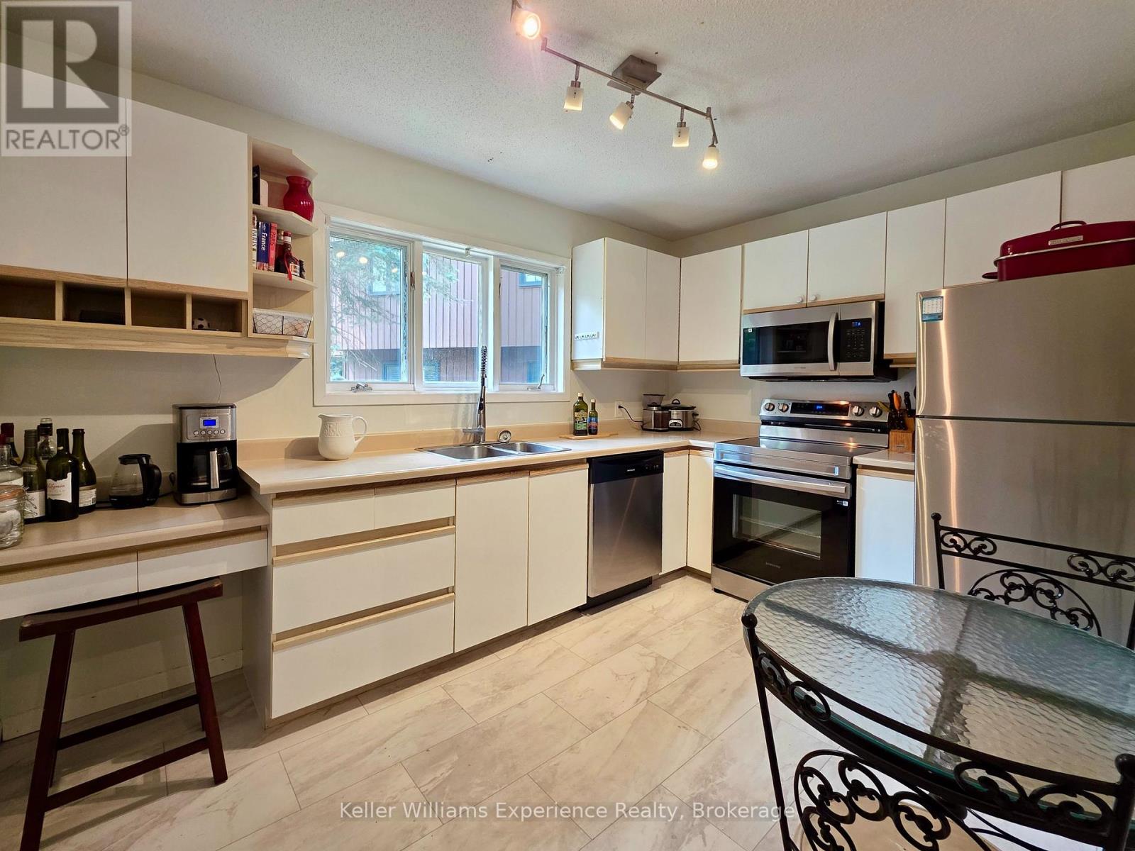 #10 49 SOUTHBANK DRIVE - 7