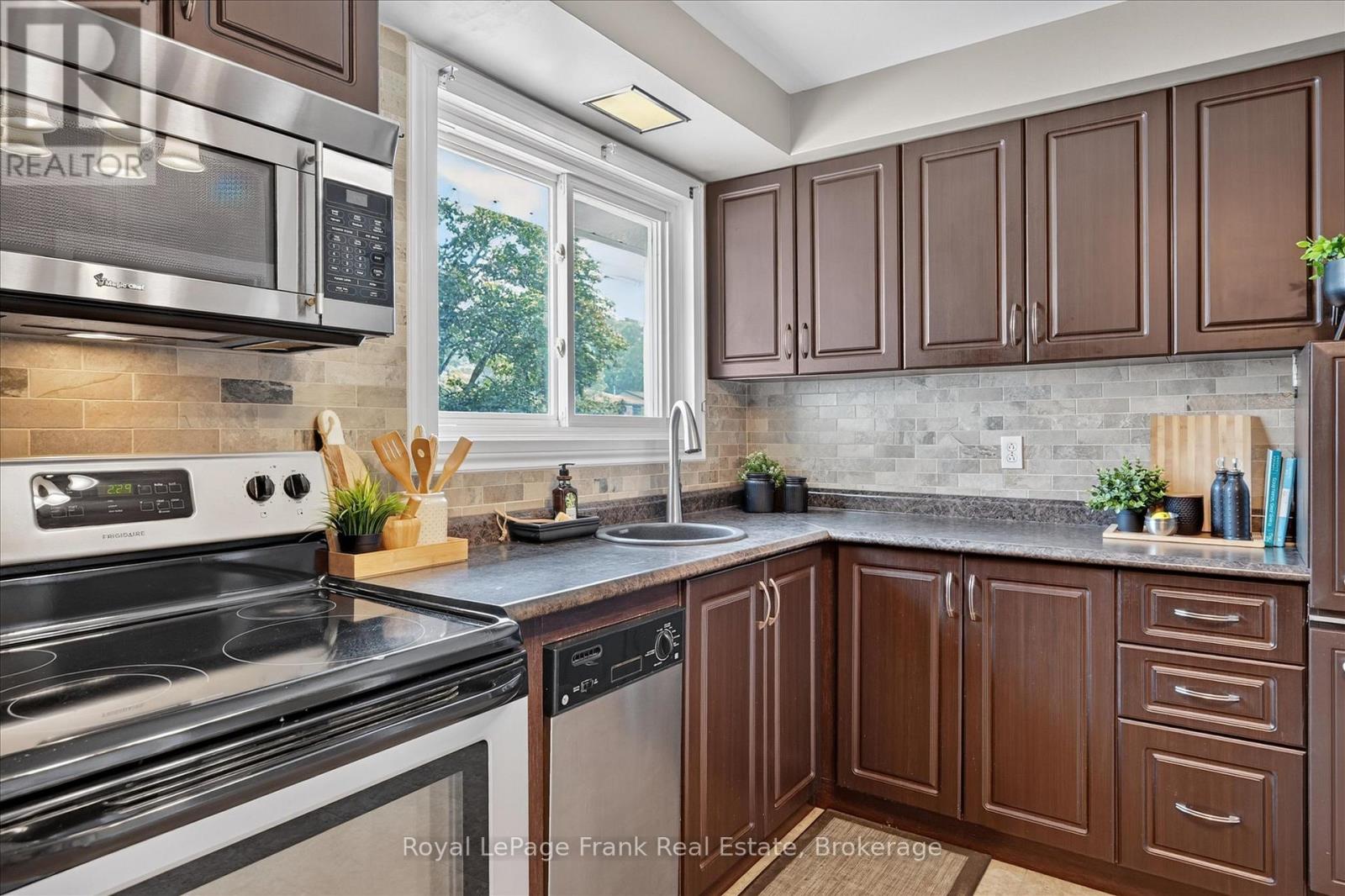 870 HEMLOCK STREET - 10