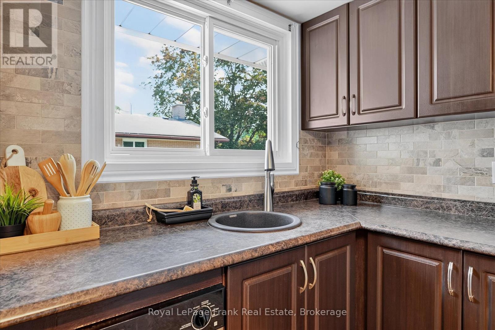 870 HEMLOCK STREET - 11