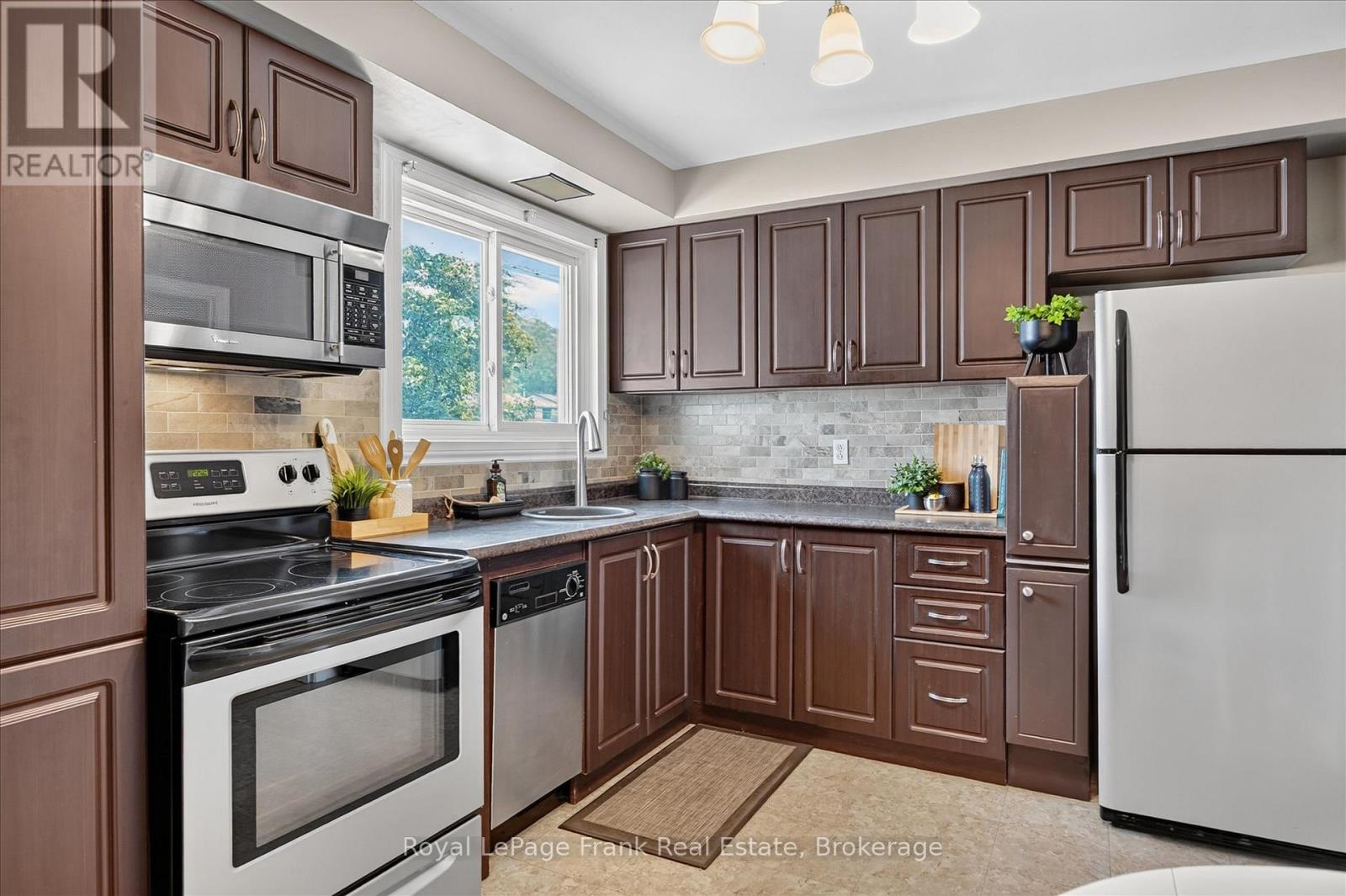 870 HEMLOCK STREET - 9