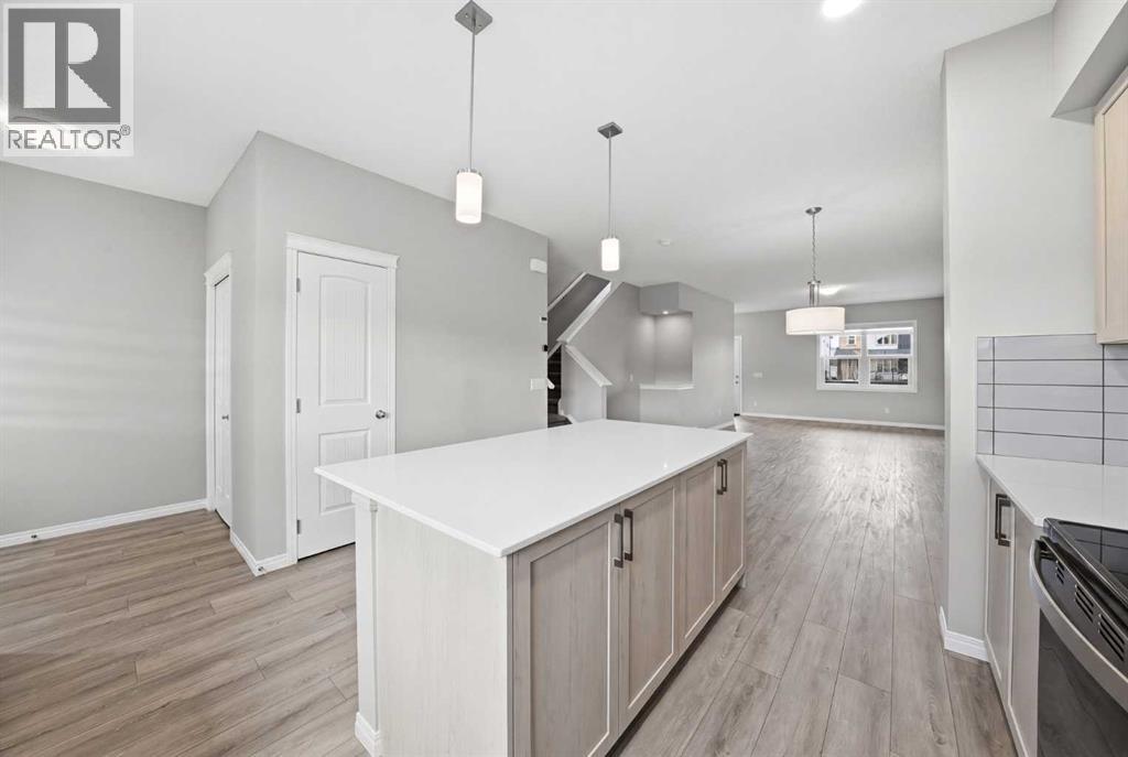 831 Wolf Willow Boulevard SE - 11