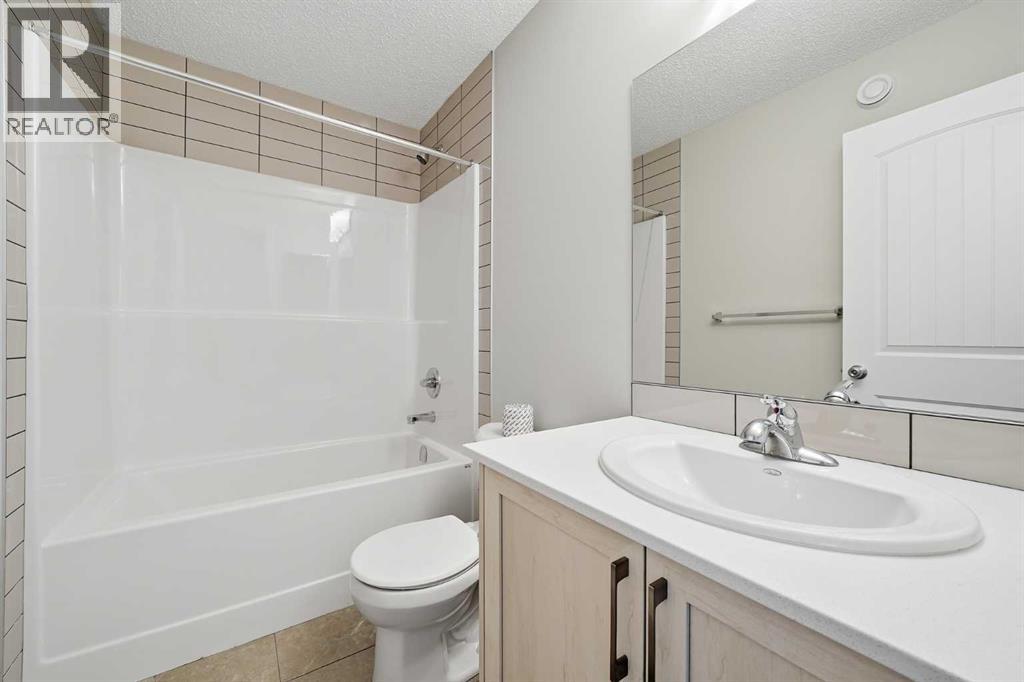 831 Wolf Willow Boulevard SE - 32