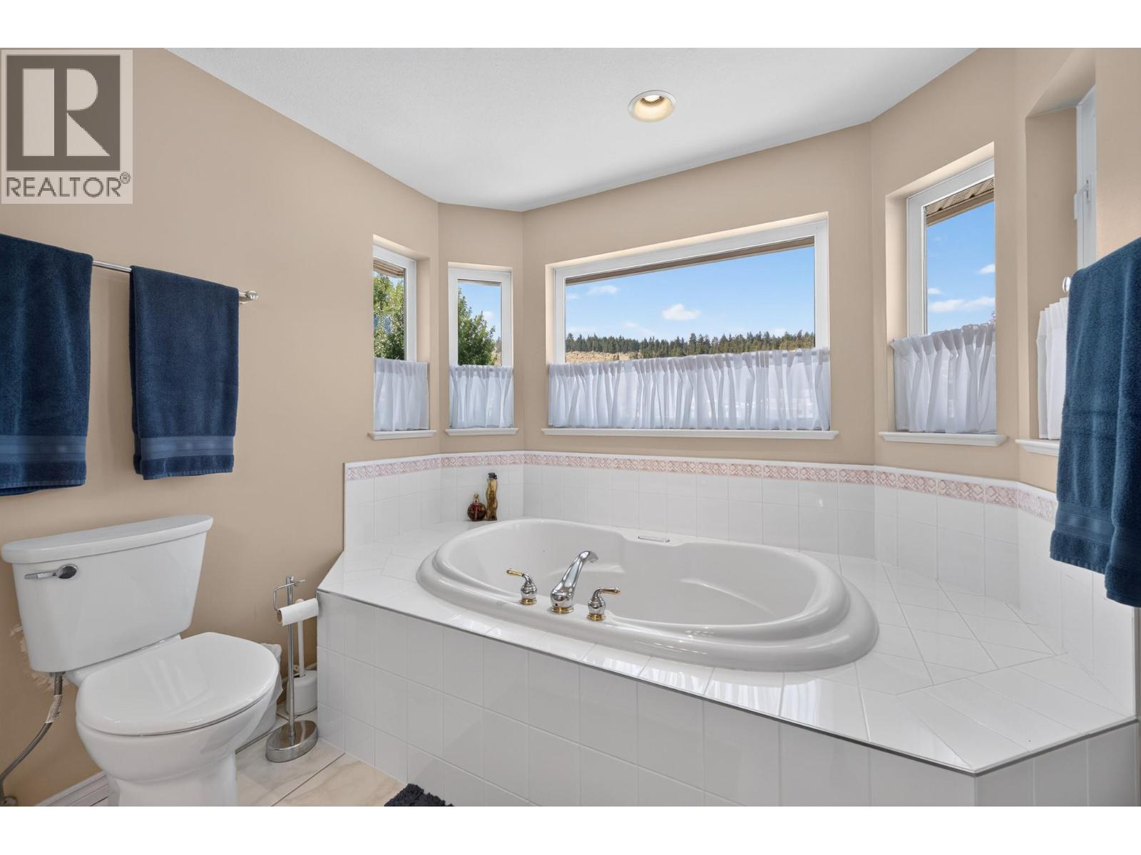975 Regent Crescent - Image 24