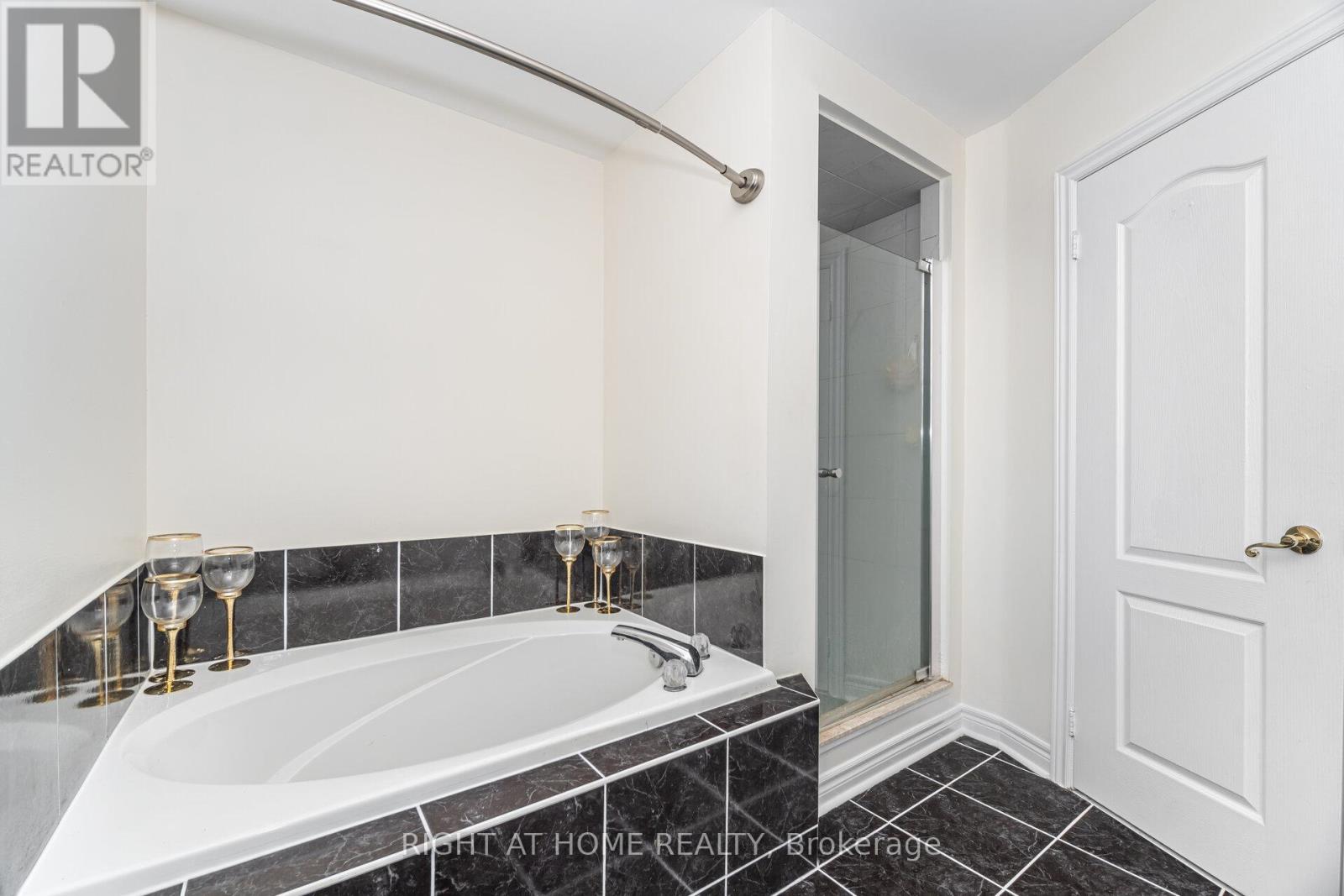 2 MELROSE GARDENS - 23