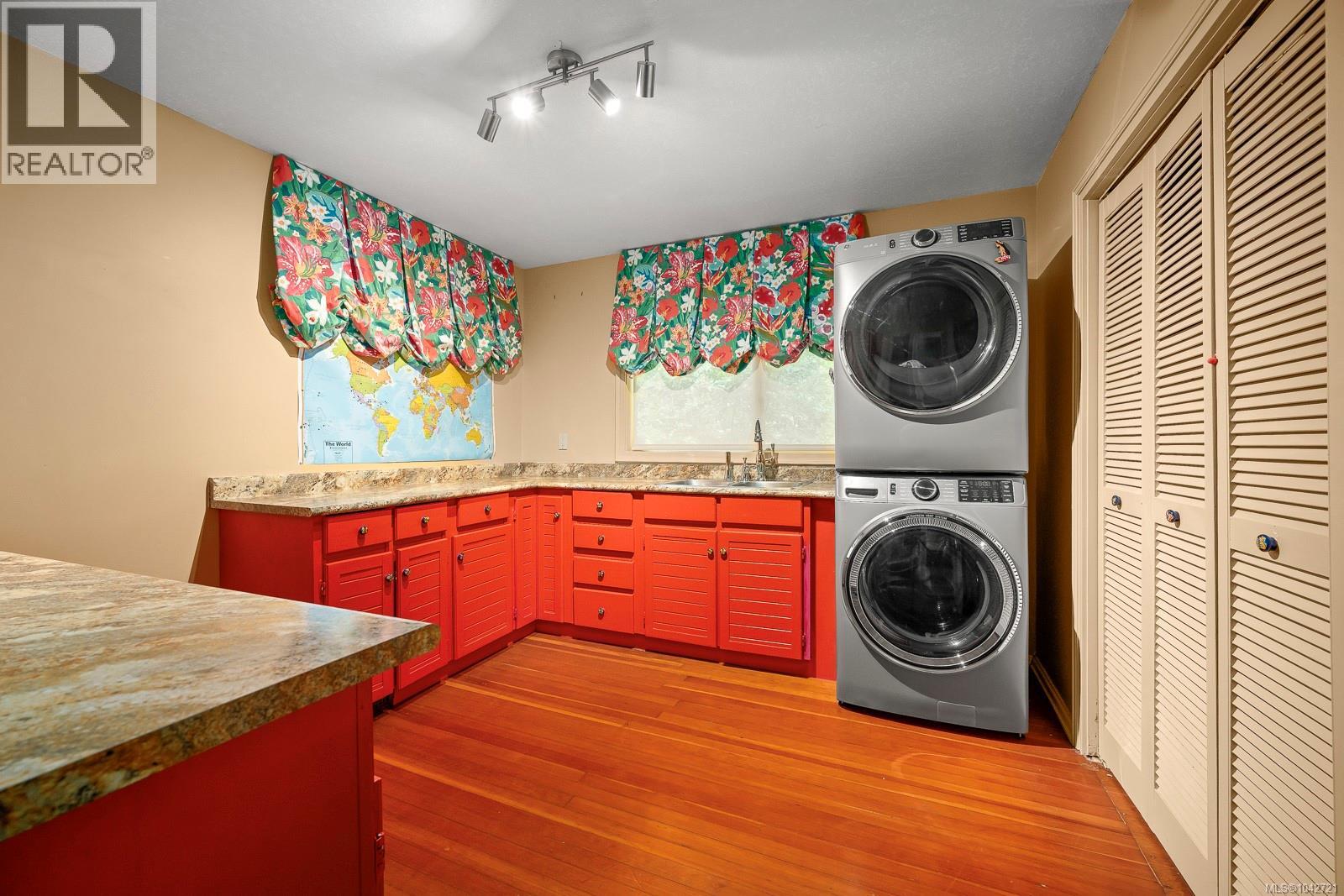 2299 Comox Ave - 68