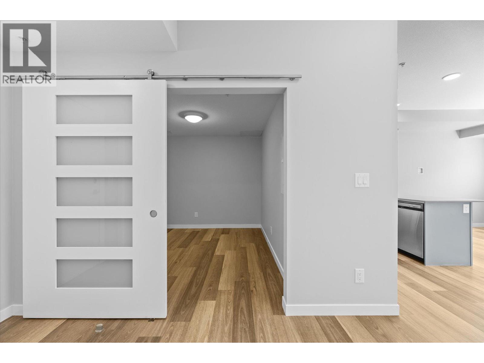 #210 722 Valley Road - 19