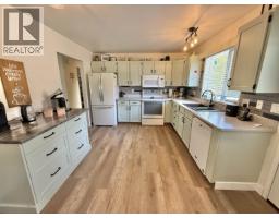 Kitchen - 1785 Cypress Road, Quesnel, BC V2J4B1 Photo 6