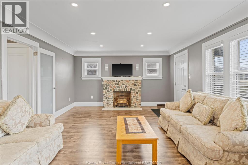 4590 WALKER ROAD - 7