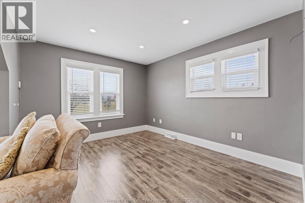 4590 WALKER ROAD - 8