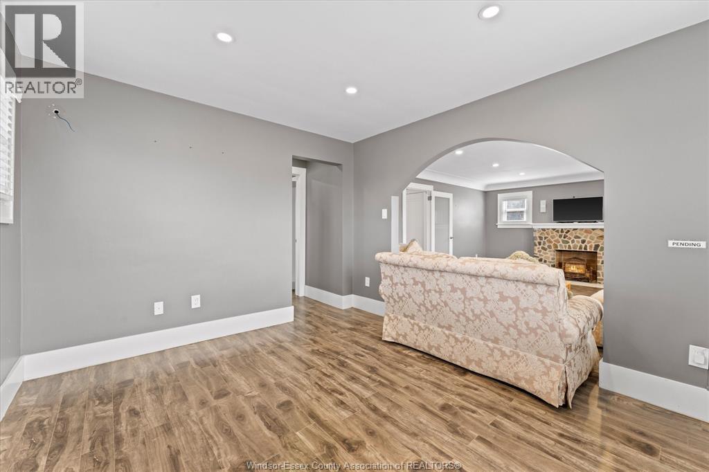 4590 WALKER ROAD - 9