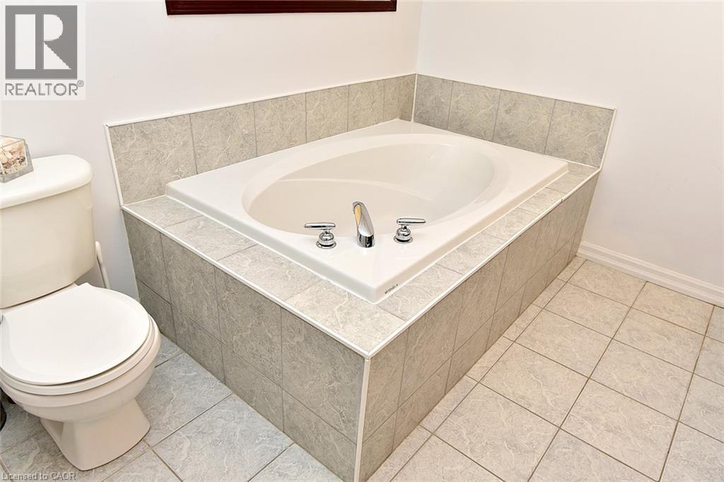 22 MOORE Crescent - Image 31