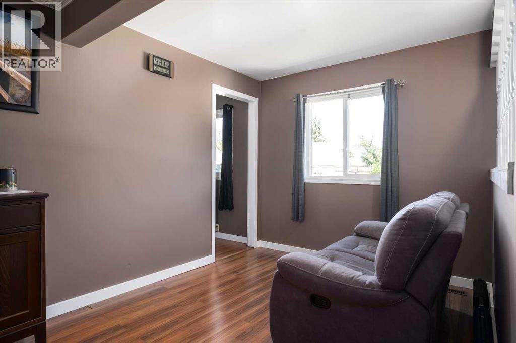 213 2 Street W - 7