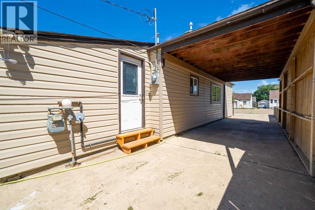 213 2 Street W - 20