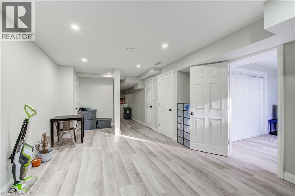195 CHARLES Street E - 33