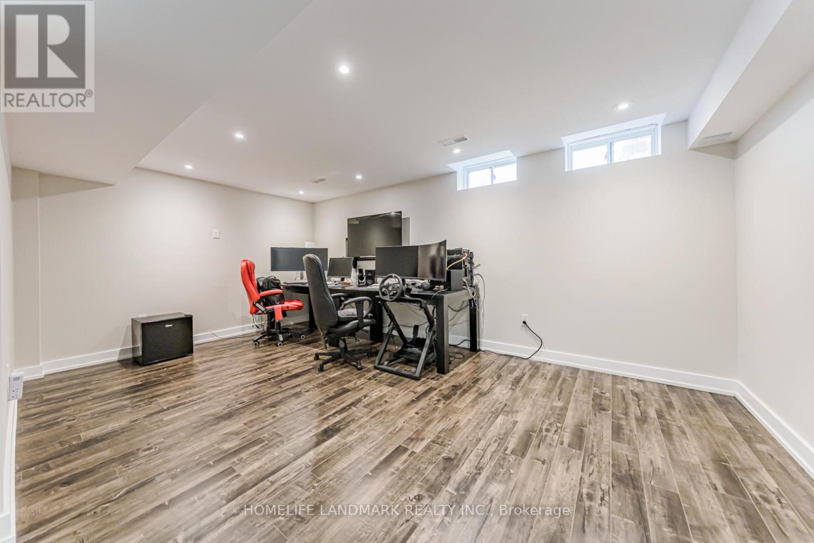 62 HELLIWELL CRESCENT - 43