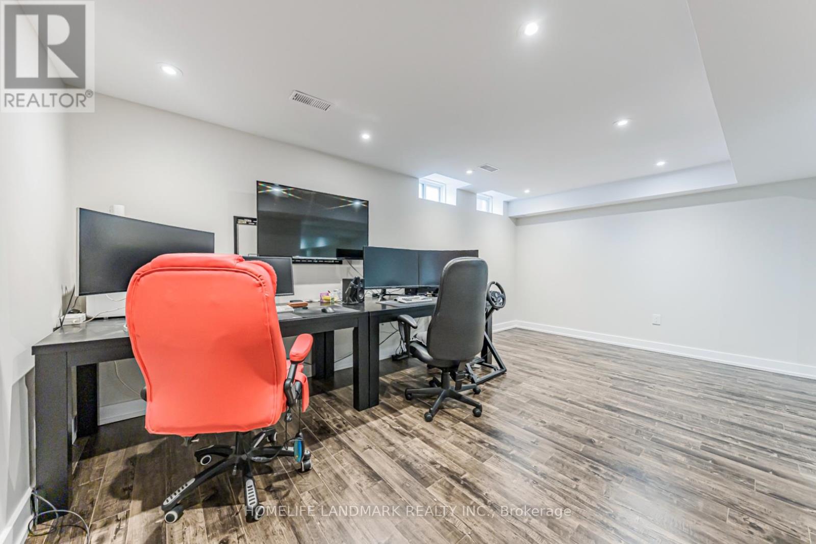 62 HELLIWELL CRESCENT - 45