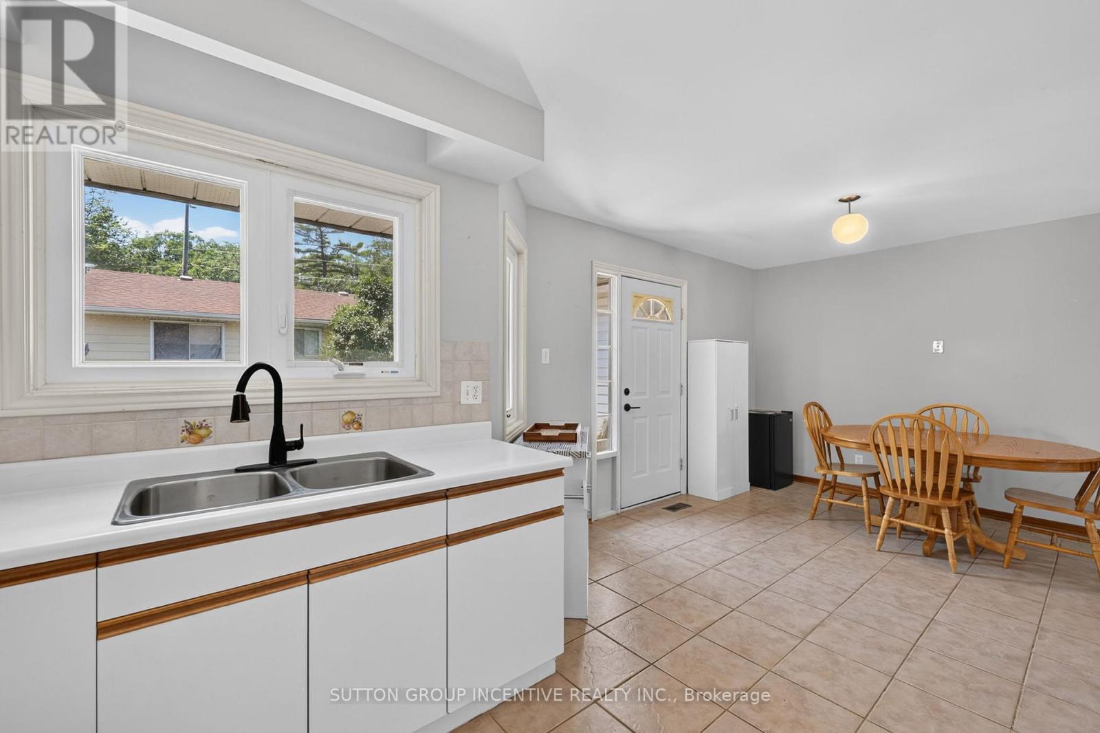 6 RIVERDALE DRIVE - 16