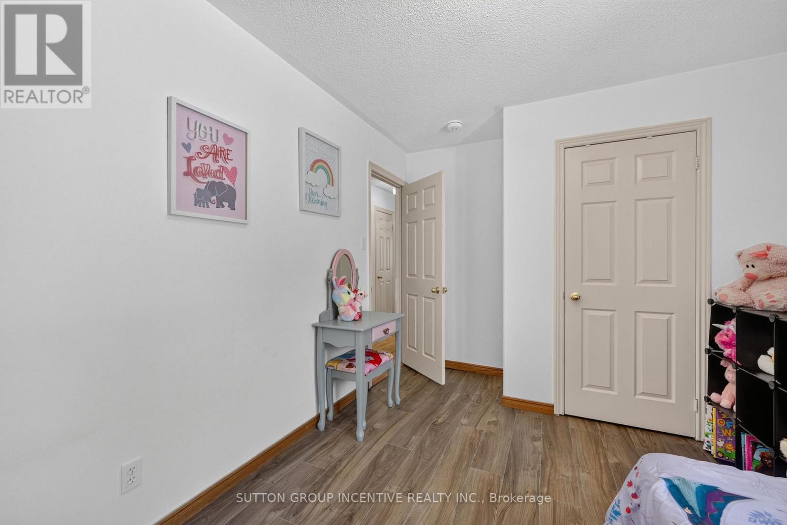 6 RIVERDALE DRIVE - 20