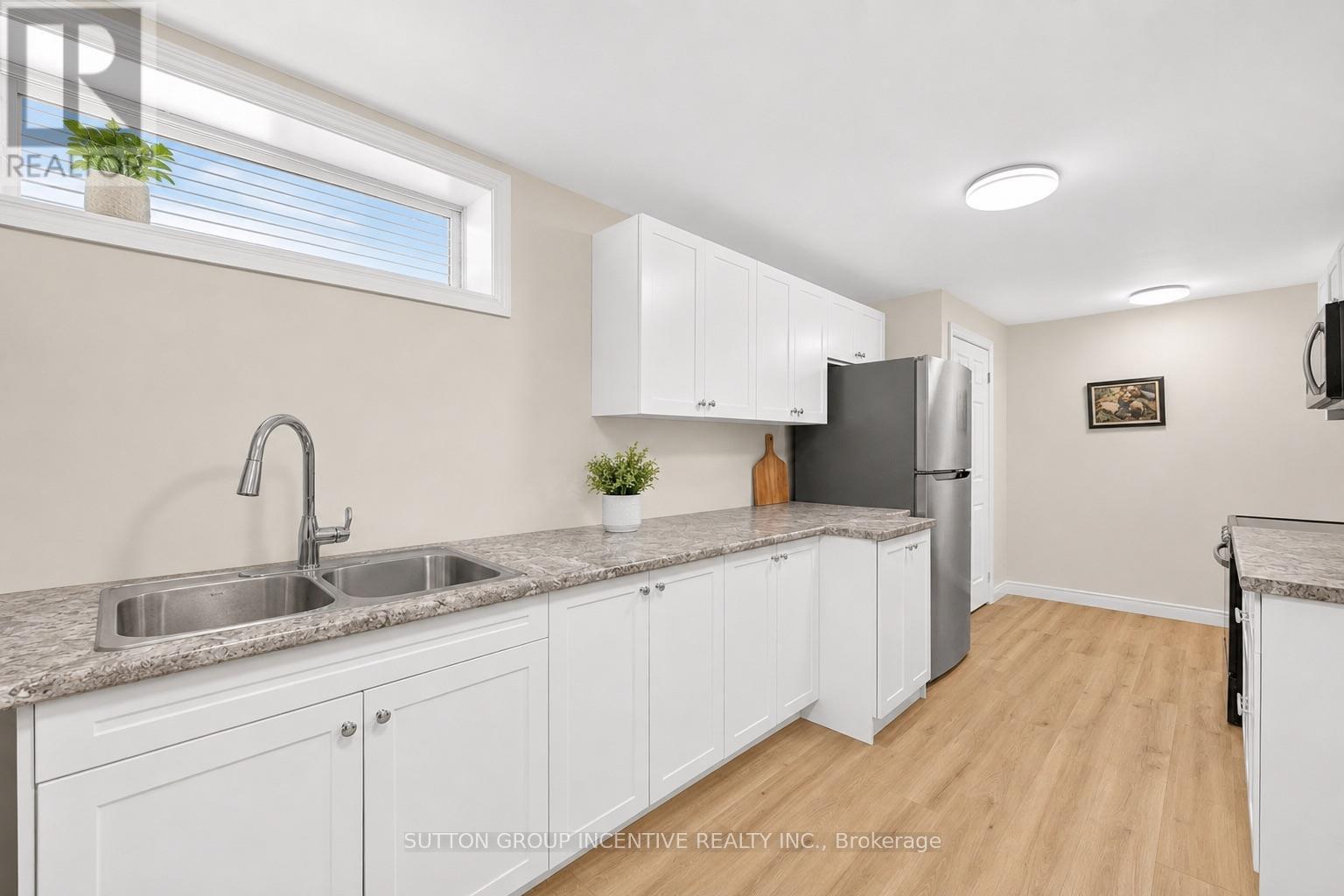 6 RIVERDALE DRIVE - 25