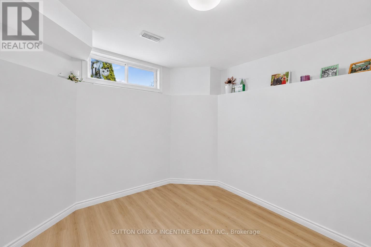 6 RIVERDALE DRIVE - 30