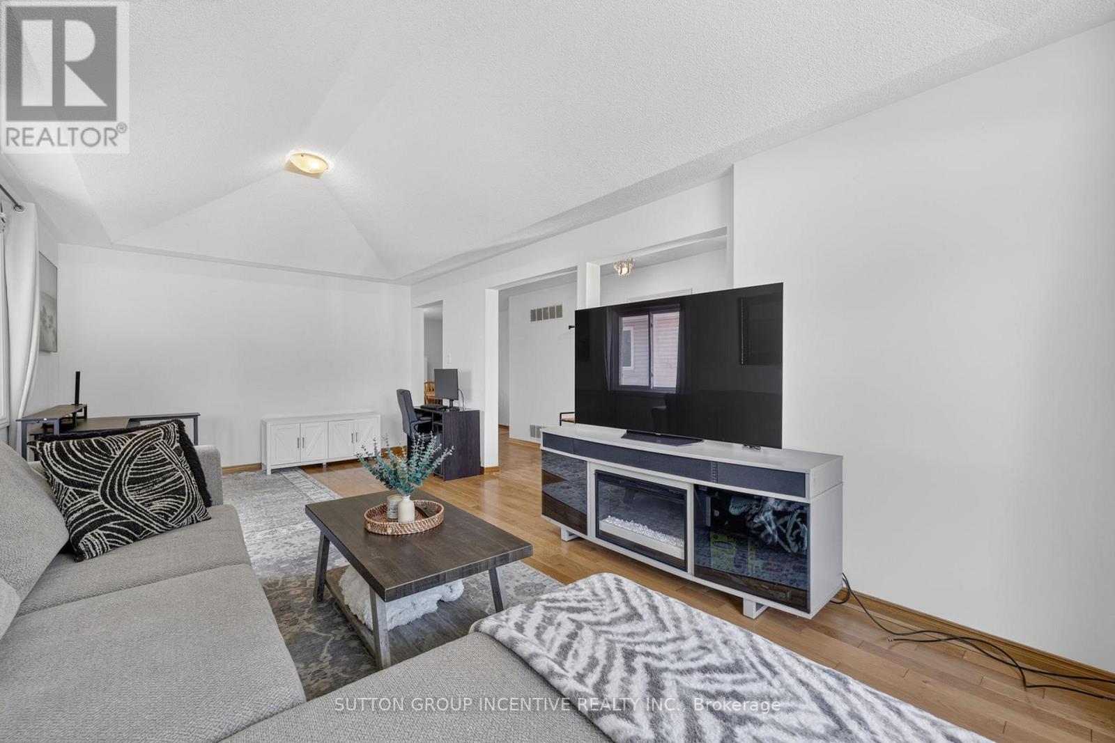 6 RIVERDALE DRIVE - 9