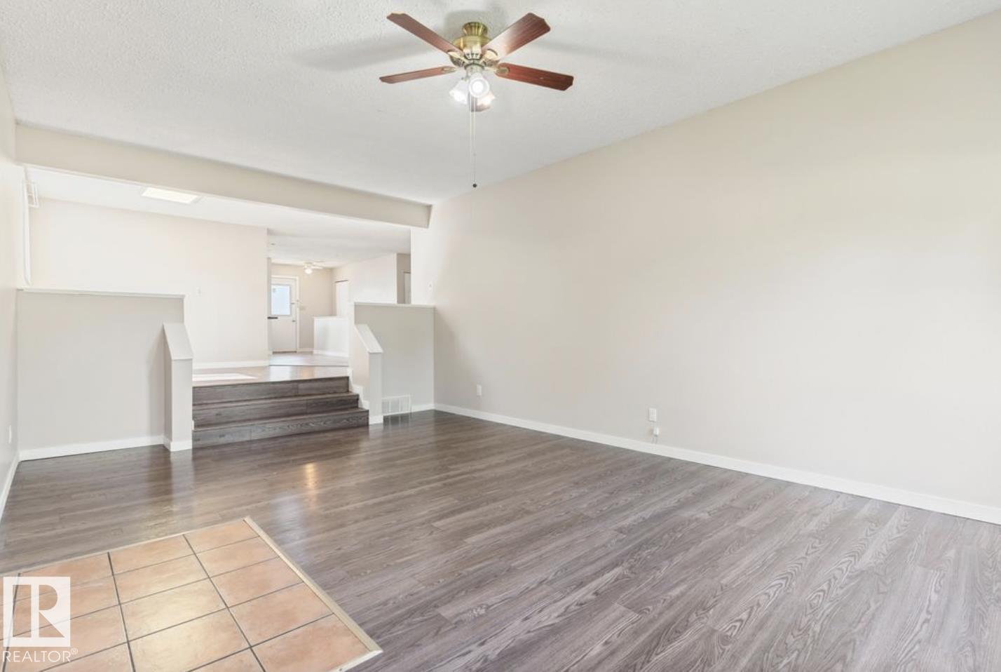 10211 95 Ave - 12