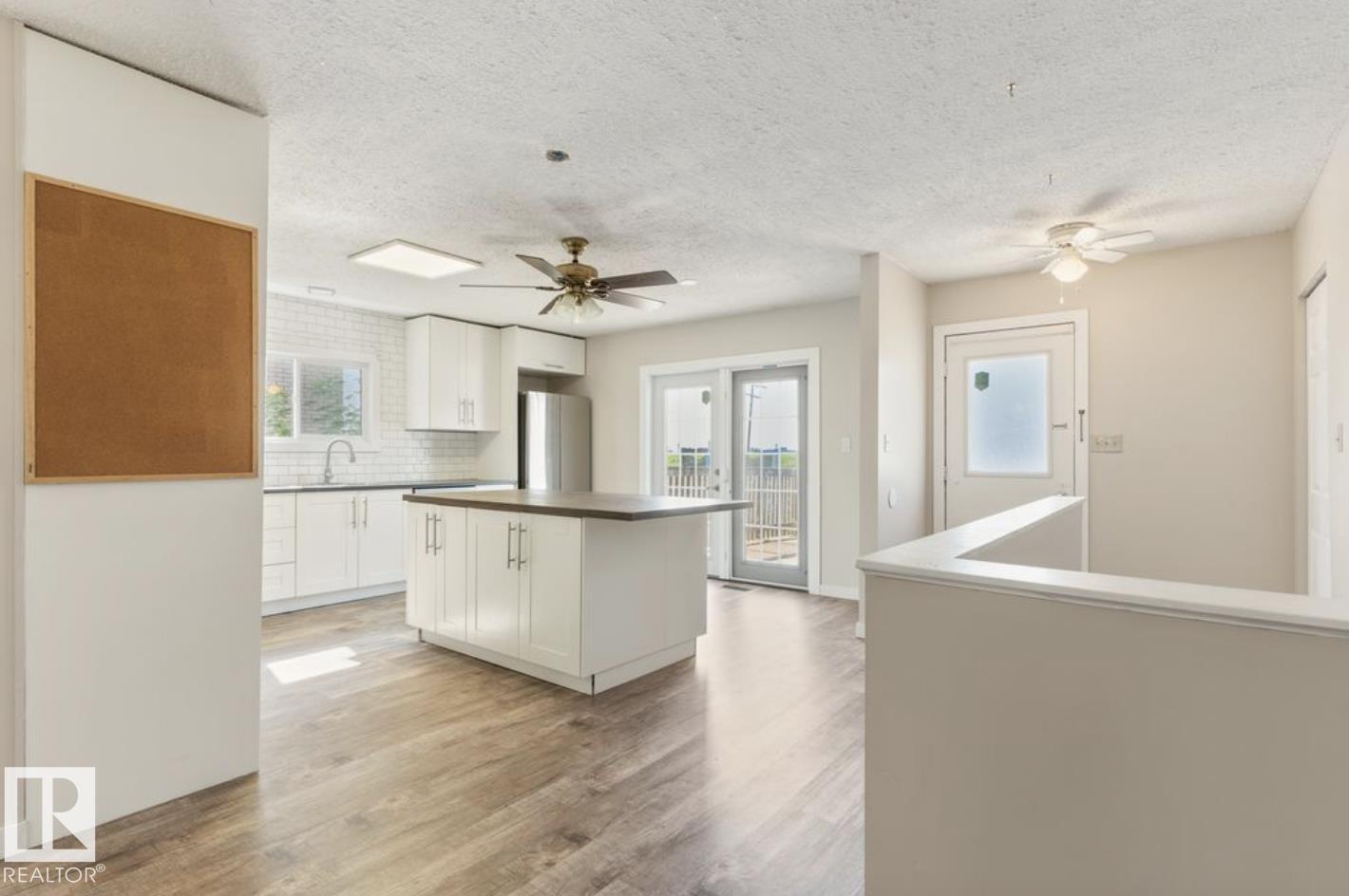 10211 95 Ave - 15