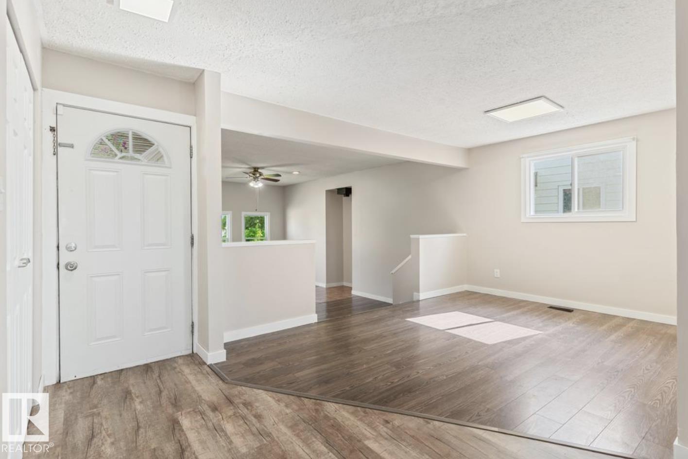 10211 95 Ave - 4