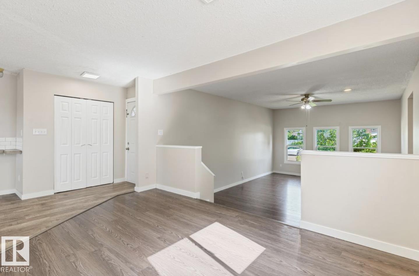 10211 95 Ave - 5