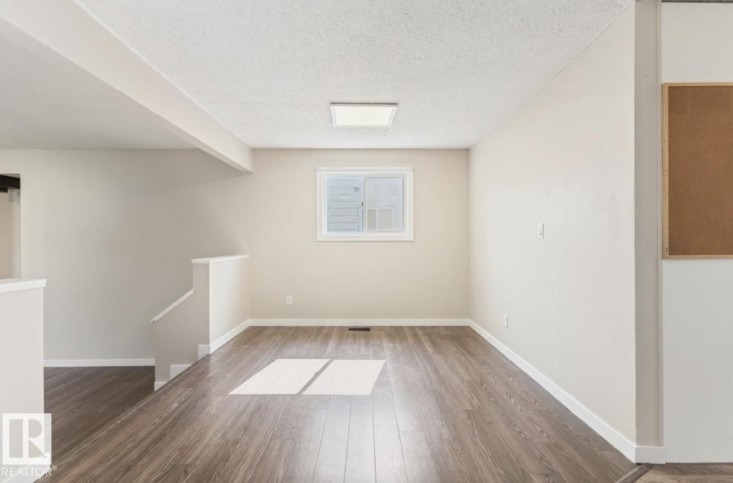 10211 95 Ave - 6