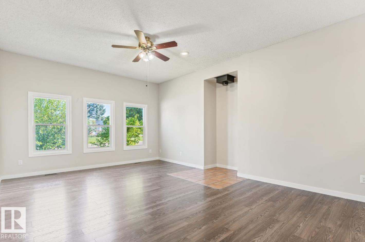 10211 95 Ave - 9