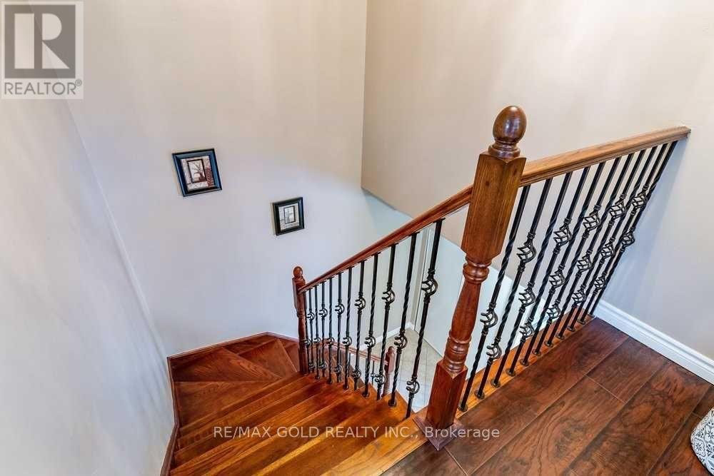 573 BURNETT AVENUE - 24