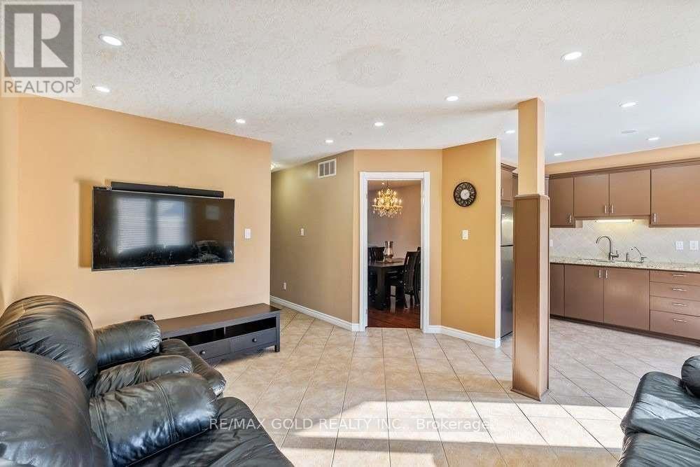 573 BURNETT AVENUE - 11