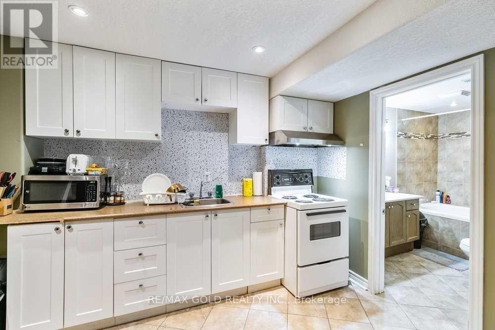 573 BURNETT AVENUE - 27