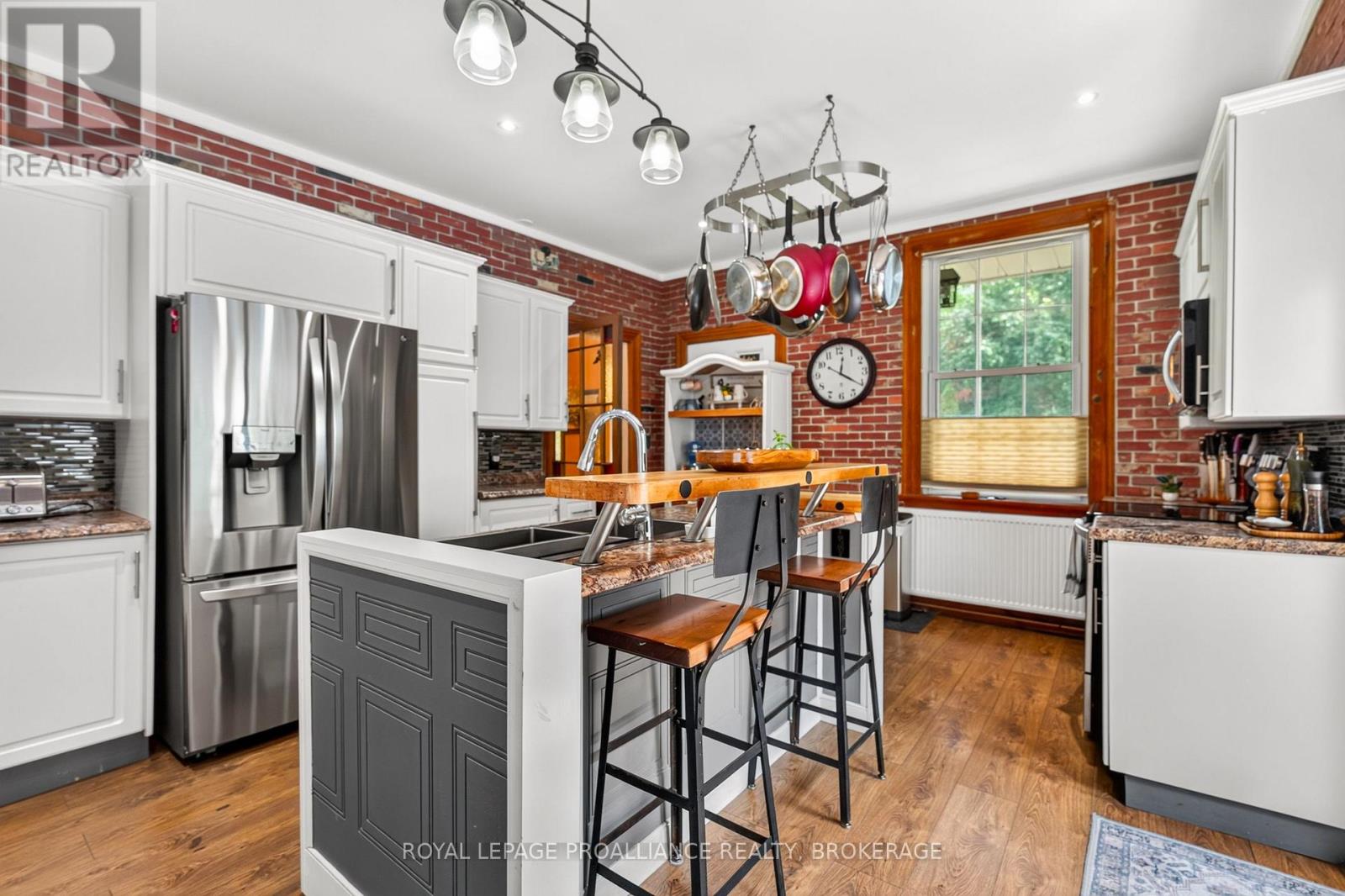 223 KING STREET W - 21