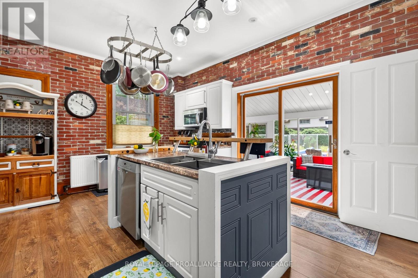 223 KING STREET W - 22