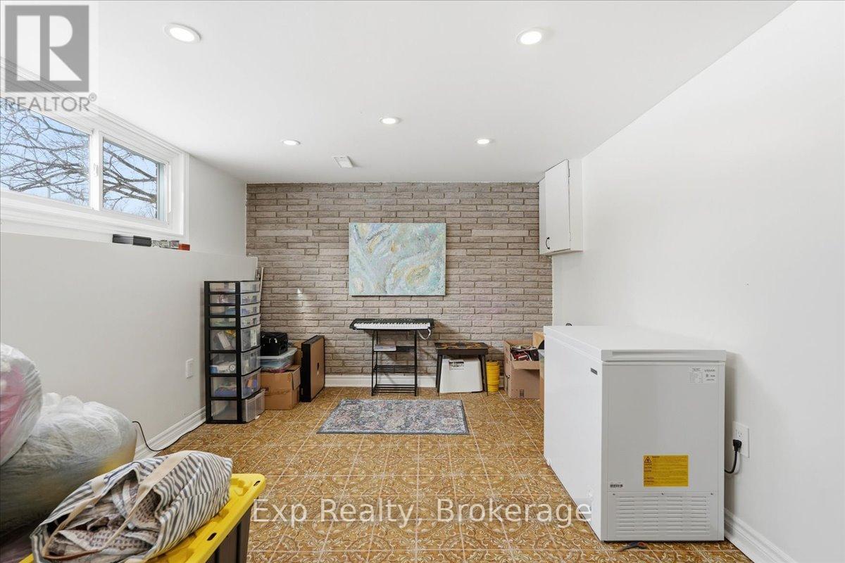 15 THORNCLIFFE DRIVE - 32