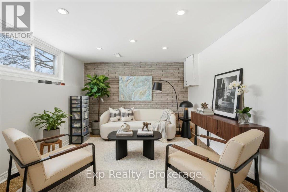 15 THORNCLIFFE DRIVE - 33