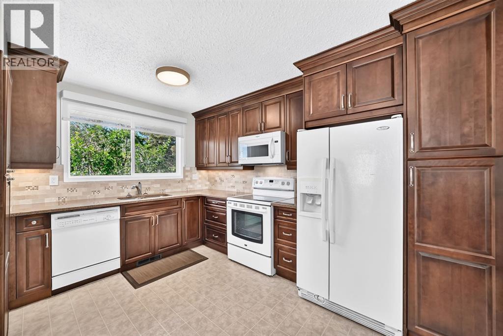 108 Falconridge Close NE - 10