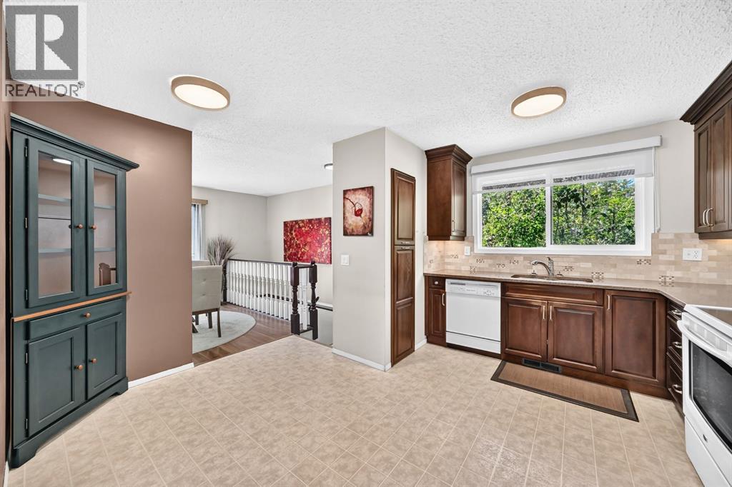 108 Falconridge Close NE - 11