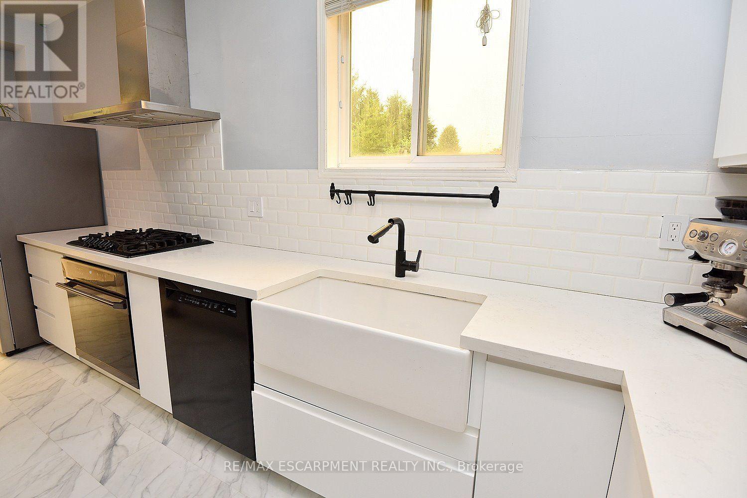 22 MOORE CRESCENT - 11